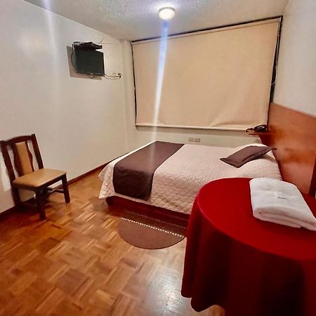 Hotel Bacastell Quito Exterior photo