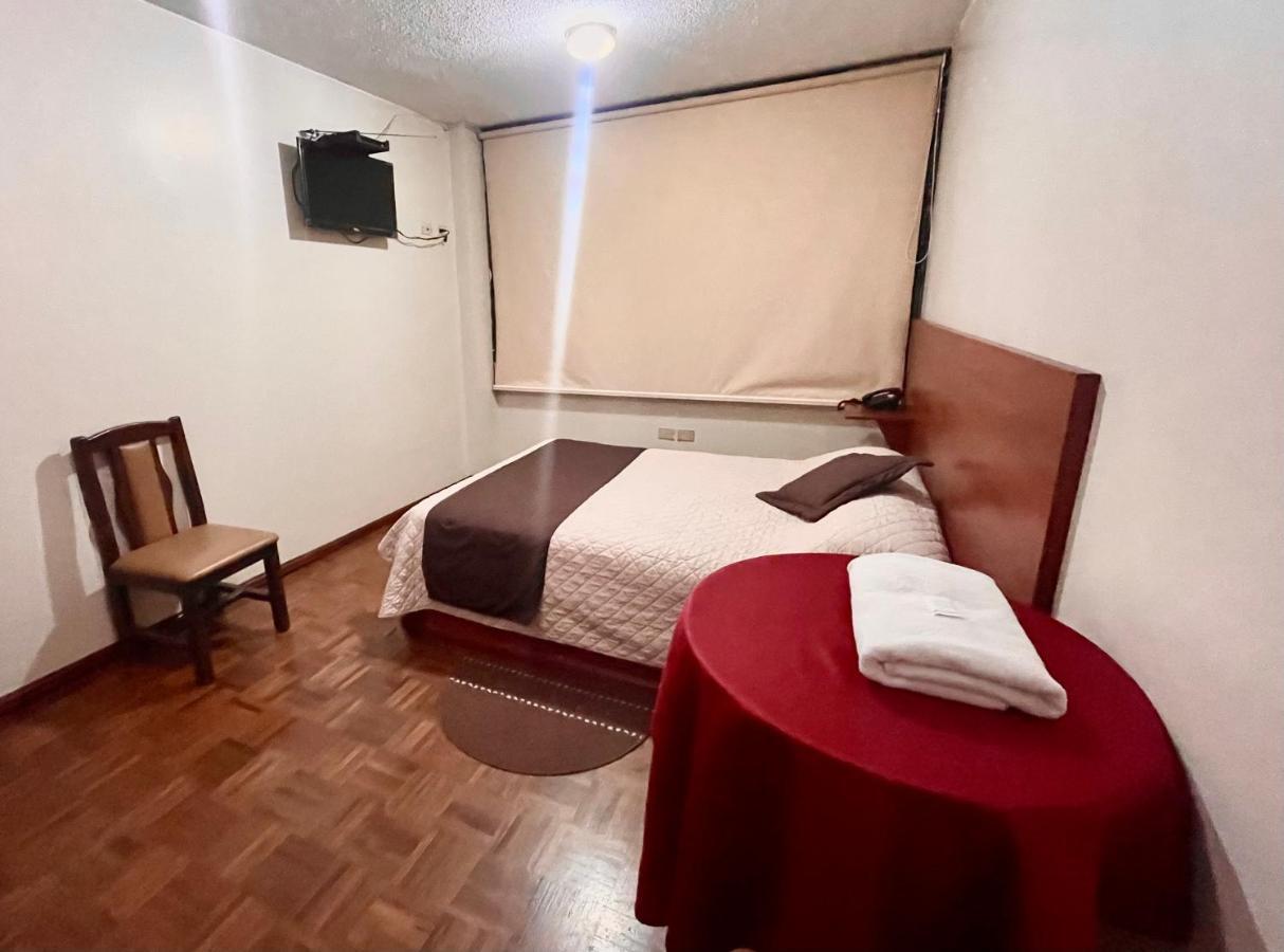 Hotel Bacastell Quito Exterior photo